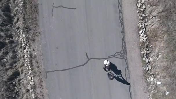 Menino em uma bicicleta e mãe empurrando carrinho — Vídeo de Stock