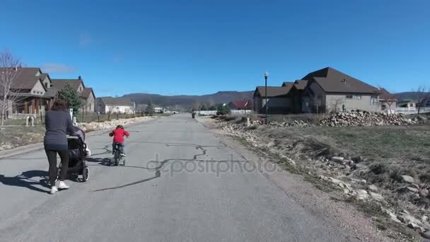 Familjen på promenad och pojke kraschar på cykel — Stockvideo