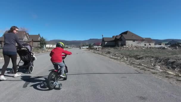 Família no passeio e menino na bicicleta — Vídeo de Stock