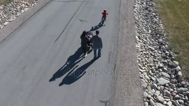 Luchtfoto van een gezin op wandeling — Stockvideo