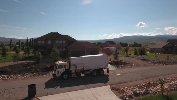 Vuilniswagen opheffing van vuilnisbakken — Stockvideo
