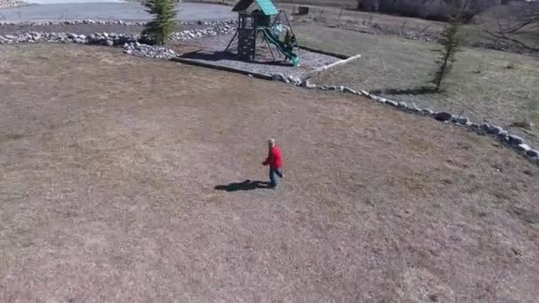 Мальчик бежит по траве — стоковое видео