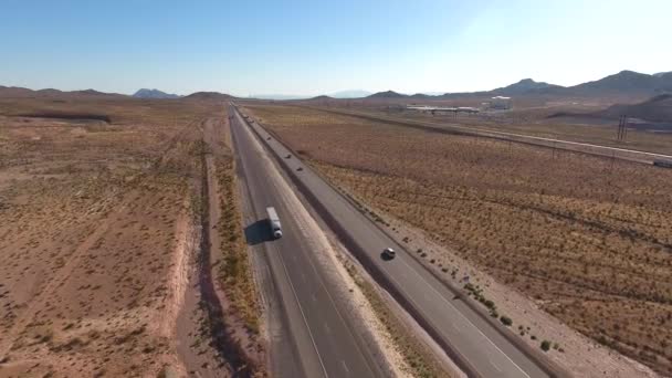 Carros e semi-caminhões dirigindo na estrada — Vídeo de Stock