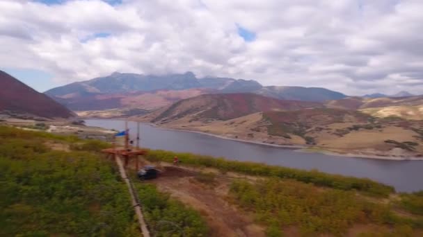 Colpo aereo di un uomo che cavalca una zipline — Video Stock