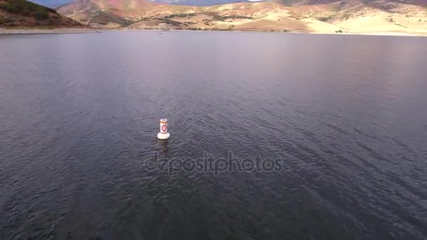 Boje schwimmt auf dem Wasser des Sees — Stockvideo