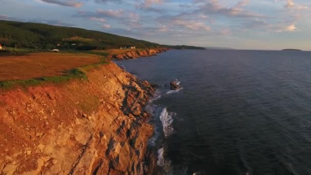 Solnedgång på kusten över havet i Kap Bretonön — Stockvideo