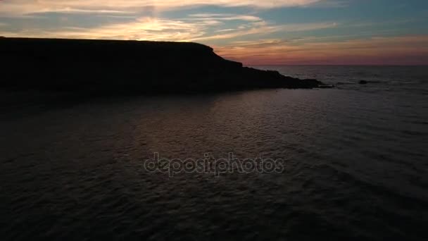 Puesta de sol en la costa sobre el océano en la isla del Cabo Bretón — Vídeos de Stock