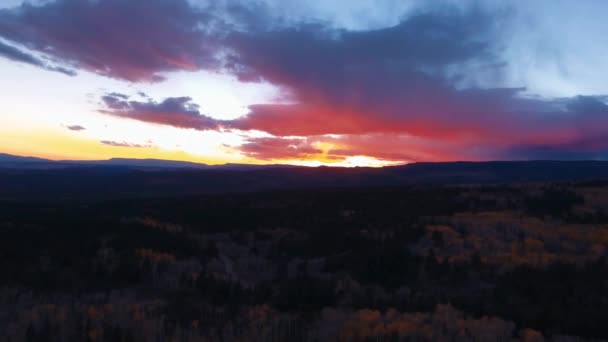 Prachtige berg zonsondergang — Stockvideo