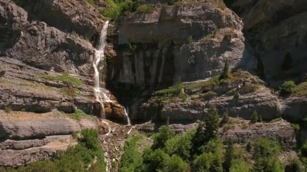 Menyasszonyi fátyol vízesés fut le a hegy oldalán — Stock videók