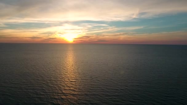 Okyanusu günbatımı yukarıda sakin deniz — Stok video
