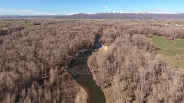 Красивая река и заповедник — стоковое видео