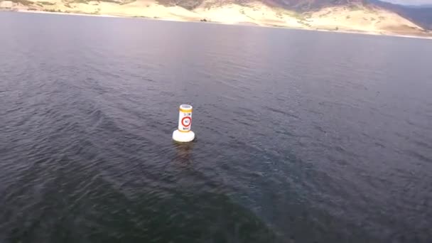 Boya flotando en el agua de la orilla del lago — Vídeos de Stock