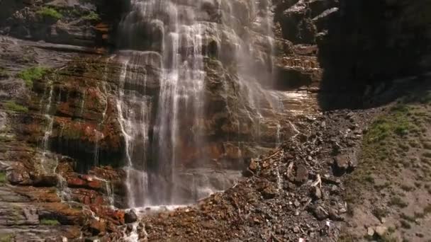 Air terjun Bridal Veil mengalir dari sisi gunung — Stok Video