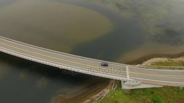 在河上方的桥上行驶的汽车 — 图库视频影像