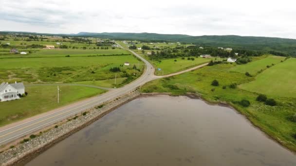 Auto che attraversano un ponte su un'autostrada — Video Stock