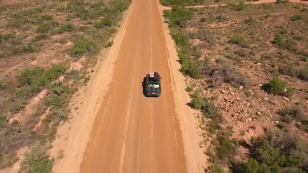 Carro viajando por um desfiladeiro no deserto — Vídeo de Stock