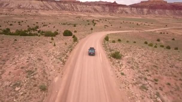 Voiture conduite à travers un beau désert — Video