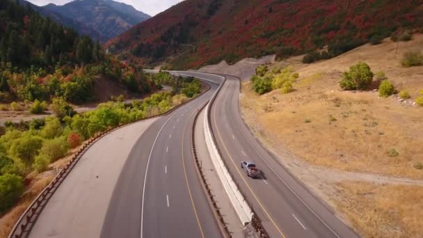 Coches que conducen en una carretera de montaña — Vídeos de Stock