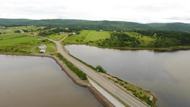 Bil som kör över bron över floden — Stockvideo