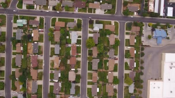 Cars on roads in city suburbs — Stock Video