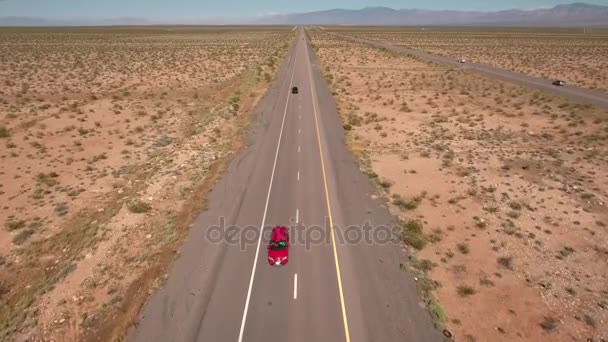 Bilar och lastbilar som reser genom öknen — Stockvideo
