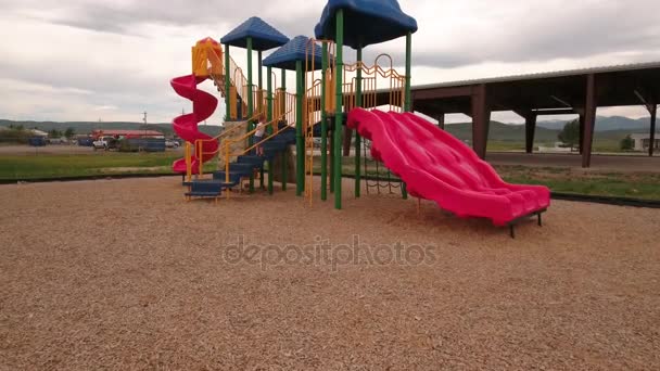 Παιδί που παίζει στο πάρκο της πόλης — Αρχείο Βίντεο
