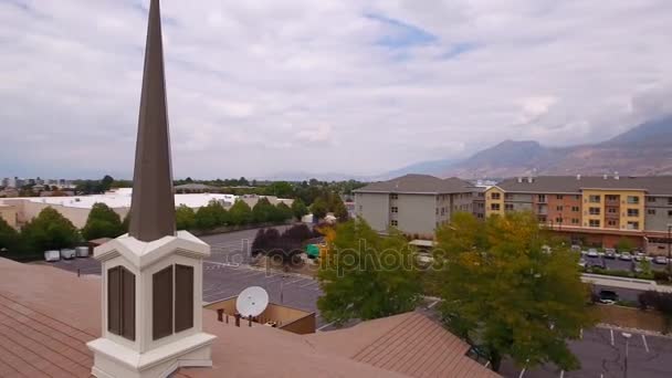 Mormon kerk en toren in de stad — Stockvideo