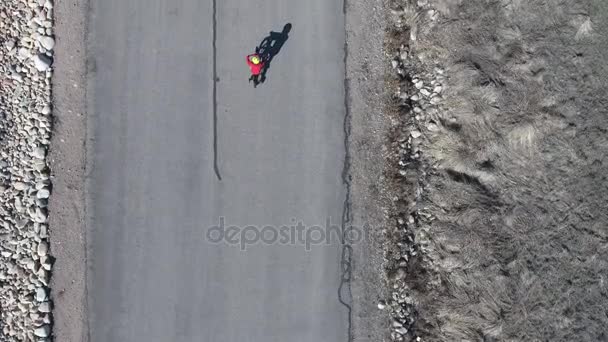 Menino bonito em um passeio de bicicleta — Vídeo de Stock