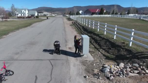 Семья получает почту на прогулке — стоковое видео