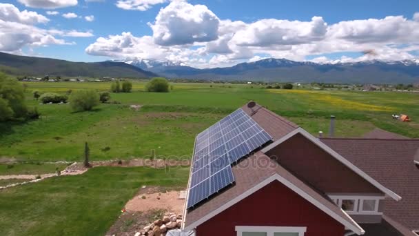 Haus mit Solarzellen — Stockvideo
