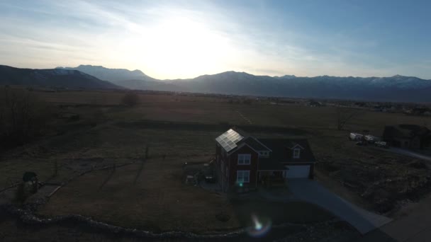 Casa e montagne al tramonto con alberi — Video Stock