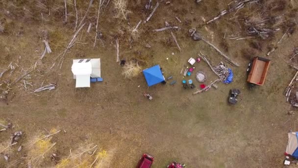 Luftaufnahme eines Jagdlagers in den Bergen — Stockvideo