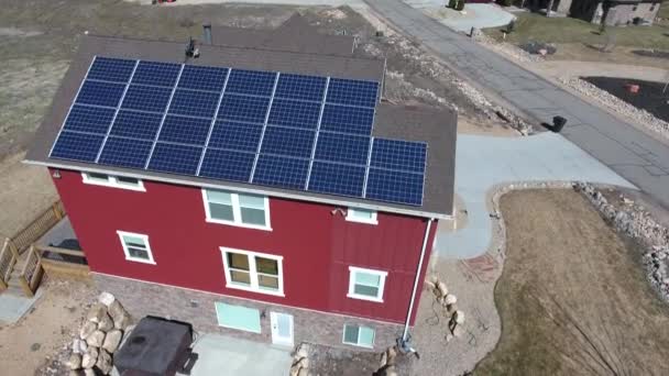 Solární panely na střeše domu — Stock video