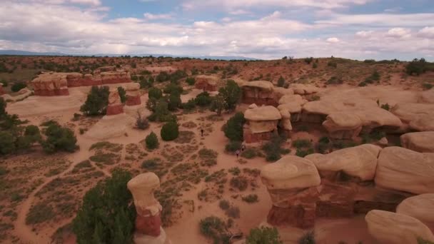 Туристів у hoodoos в саду дияволів — стокове відео