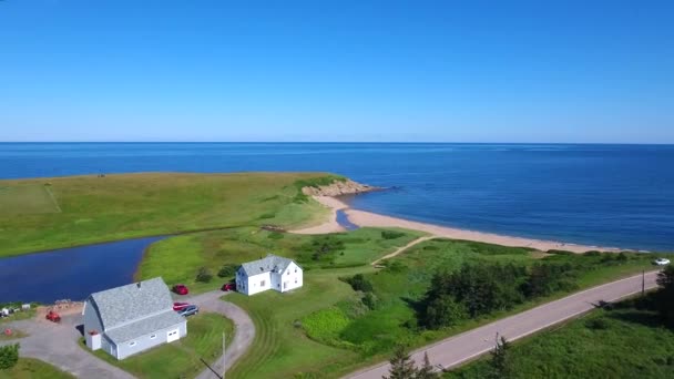 Shore of a sandy beach with country cottages — Stock Video