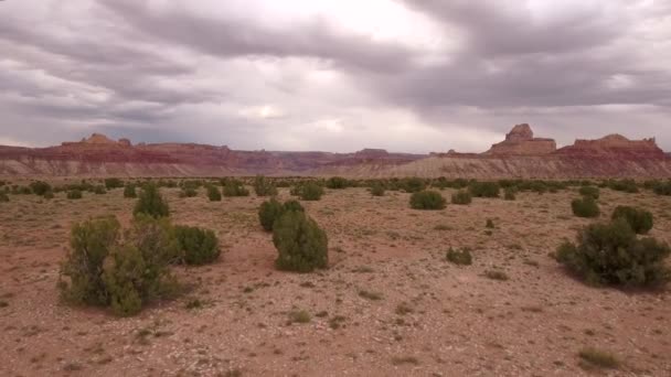 Geweldige redrock kliffen en buttes in woestijn — Stockvideo