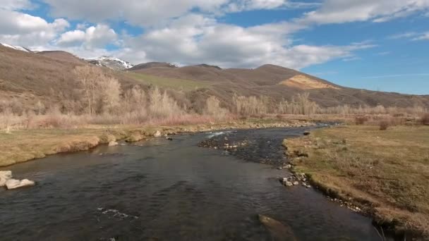 Dağ nehri sabah — Stok video