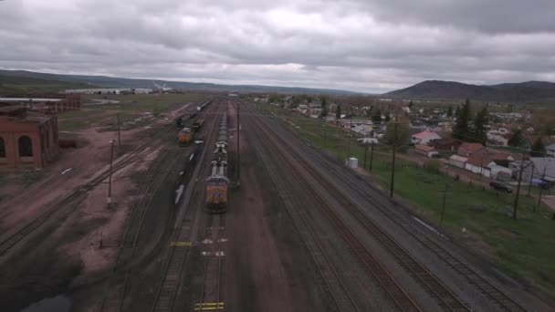Train depot and rail cars — Stock Video