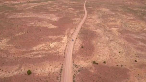 Coche conduciendo a través de un hermoso desierto — Vídeo de stock