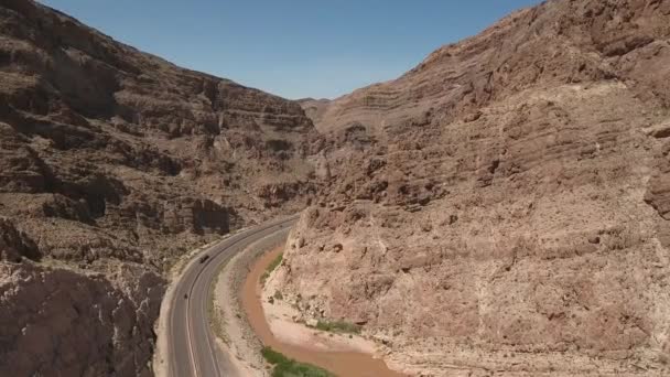 美しい砂漠の峡谷を介して駆動車 — ストック動画