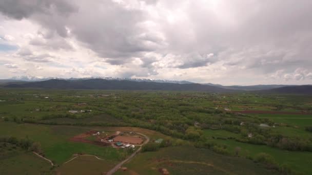 Hermoso valle de montaña verde en primavera — Vídeos de Stock