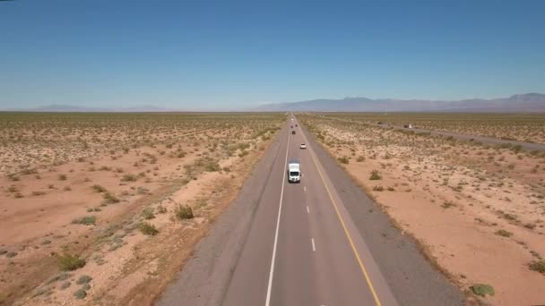 Carros e caminhões viajando pelo deserto — Vídeo de Stock