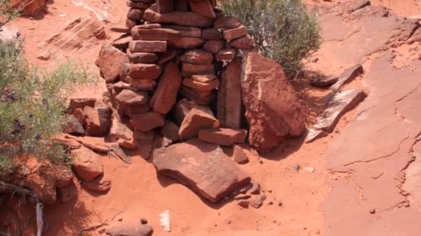 Piedras apiladas forman un cairn para marcar en el desierto — Vídeos de Stock