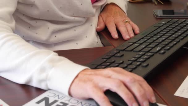 Sekretarka wpisując na klawiaturze i przy użyciu myszki komputerowej — Wideo stockowe