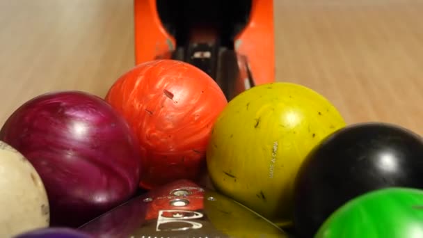 Mensen krijgen hun bowling ballen — Stockvideo