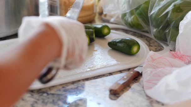 Una mujer mastica jalapeños para salsa fresca — Vídeo de stock