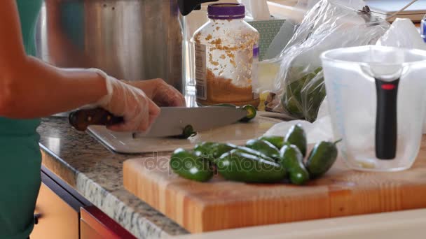 En kvinna chopps jalapenos för färska salsa — Stockvideo