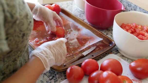 Una mujer corta tomates para salsa en su cocina — Vídeo de stock