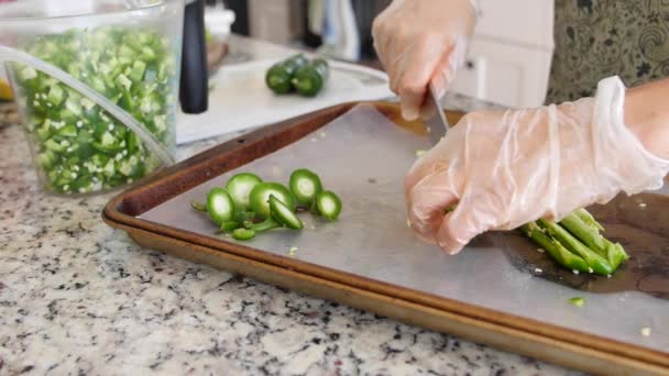 Una mujer cortando jalapeños para salsa — Vídeo de stock