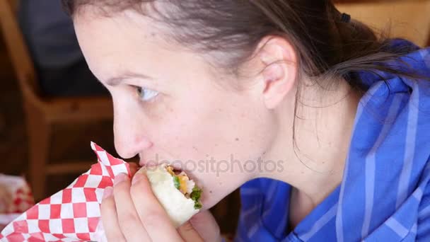 Una mujer comiendo su sándwich — Vídeos de Stock